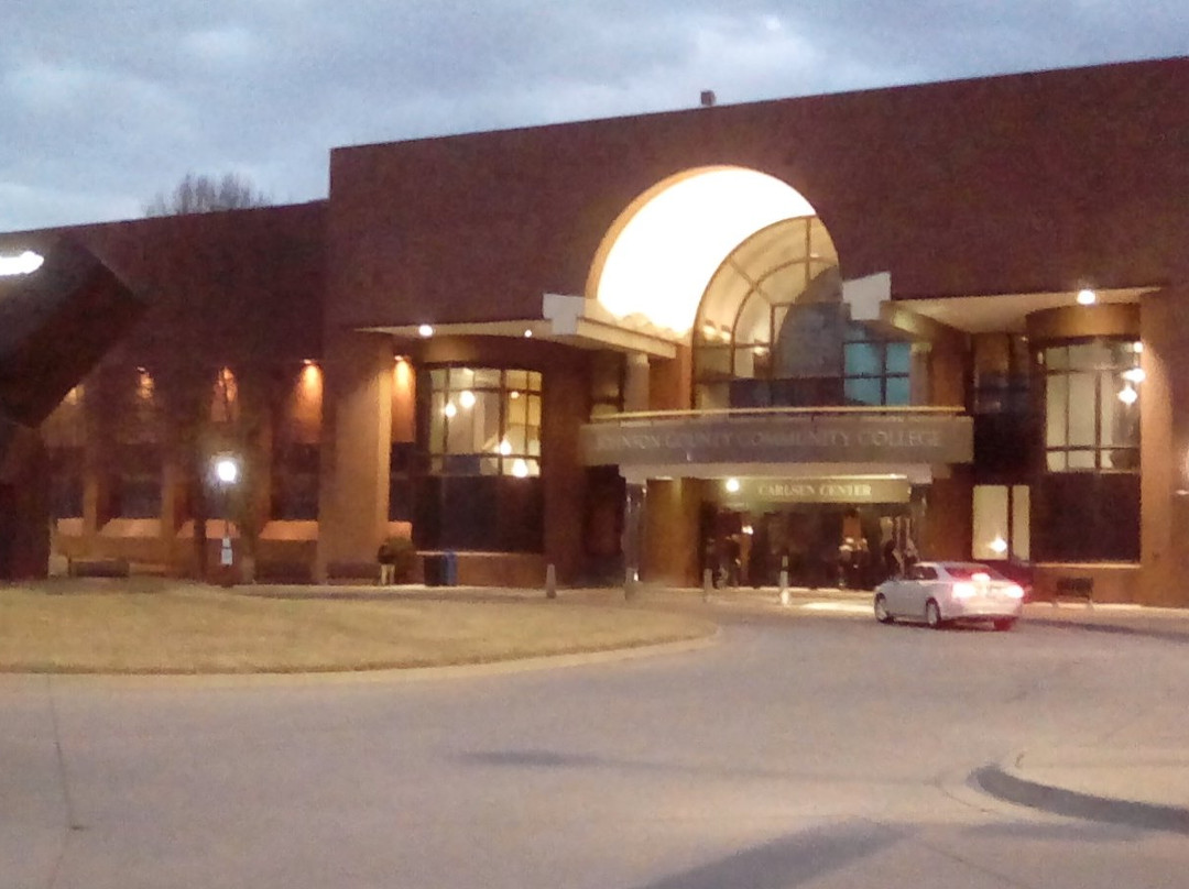 Carlsen Center-欧弗兰帕克必去景点