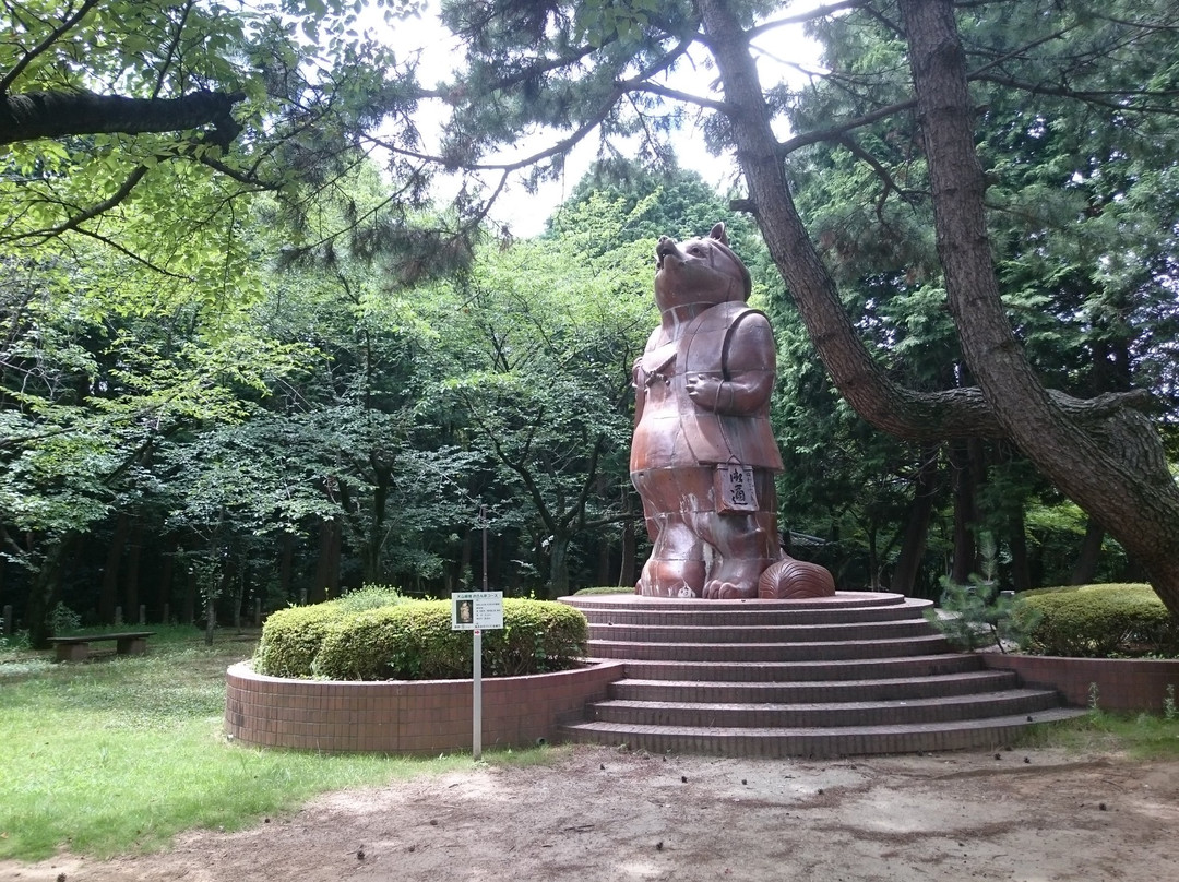 Statue of Big Raccoon Dog-高滨市必去景点