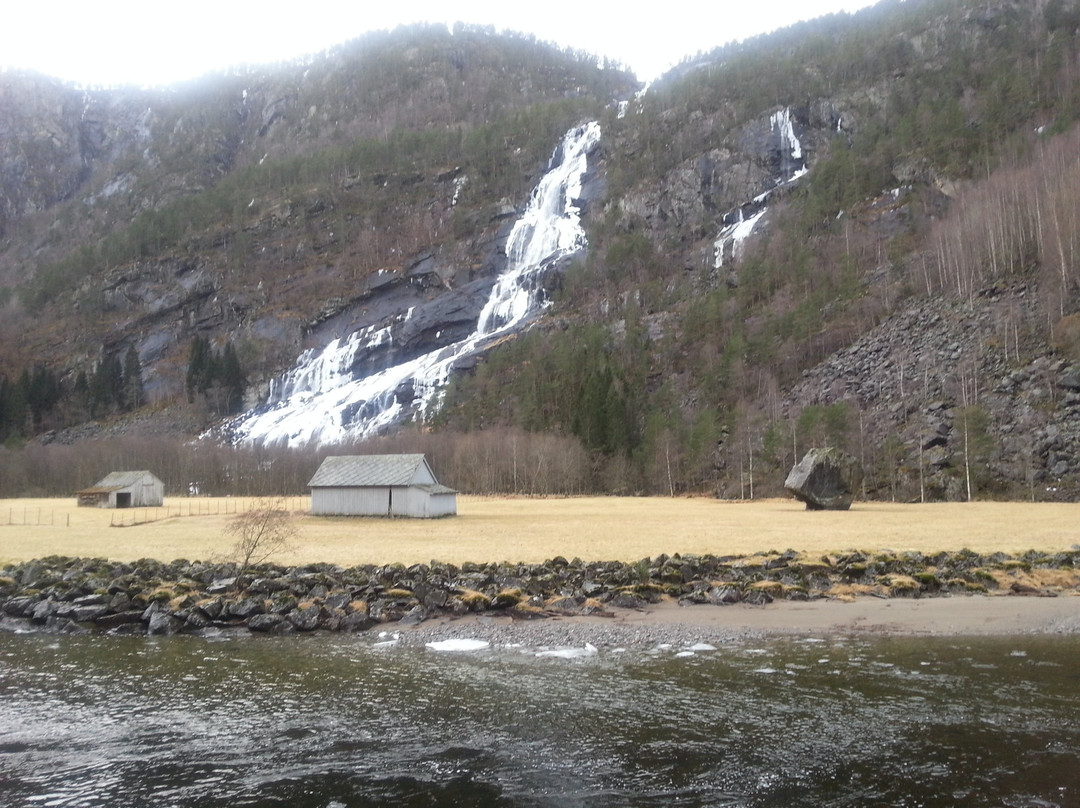 Vidfossen Waterfall景点图片