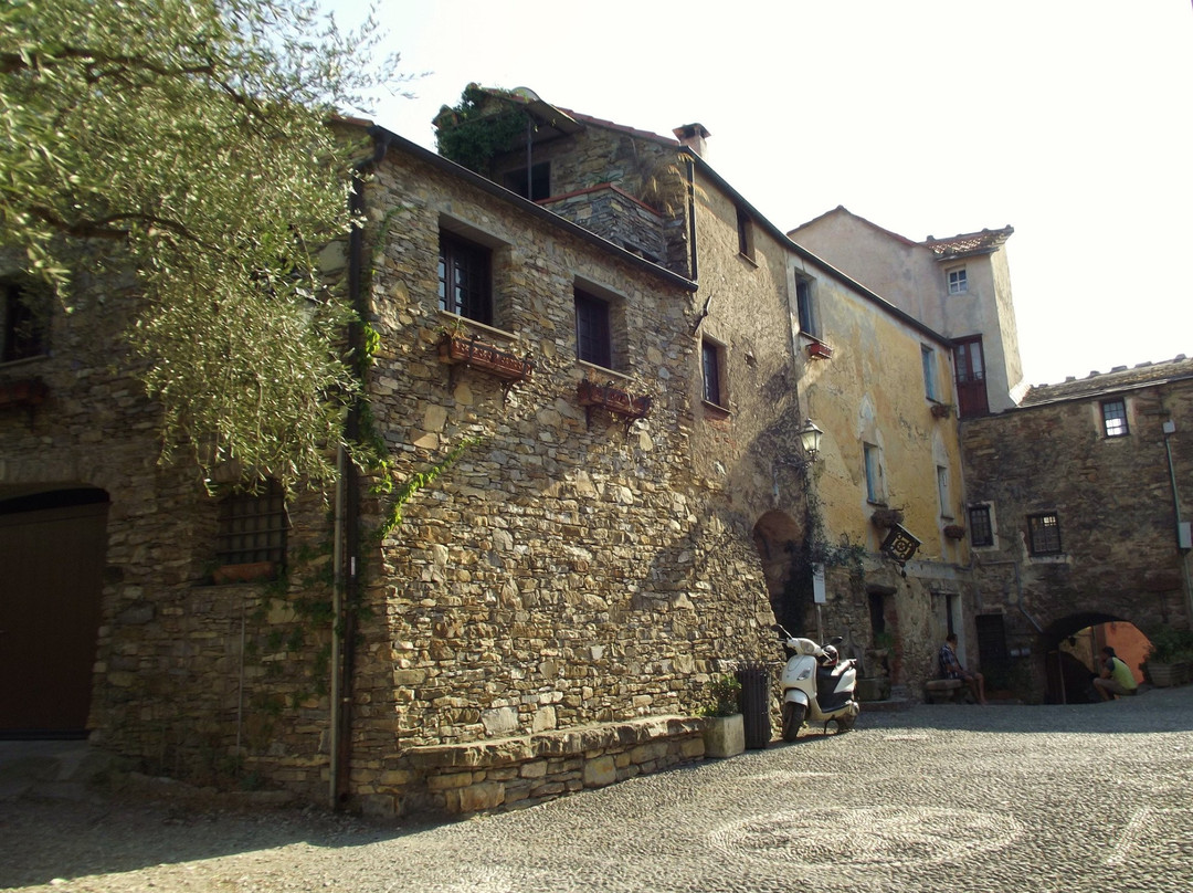 Laigueglia旅游景点-Colla Micheri Medieval Village