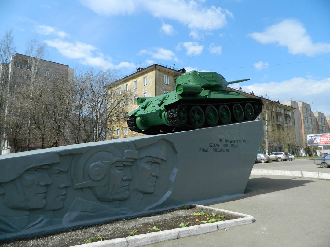 Tank T-34 Monument to the Heroic Work of Kirov residents景点图片