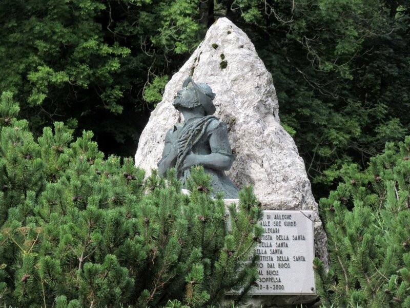 Monumento Alle Guide Alpine Di Caprile景点图片