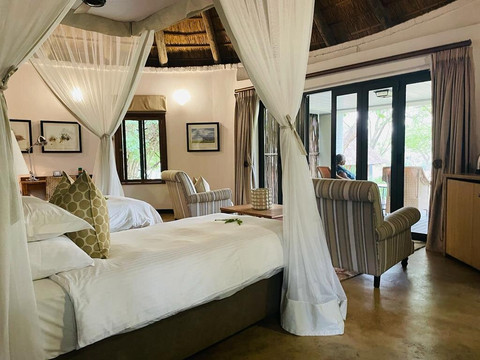 里拉依山林小屋主图