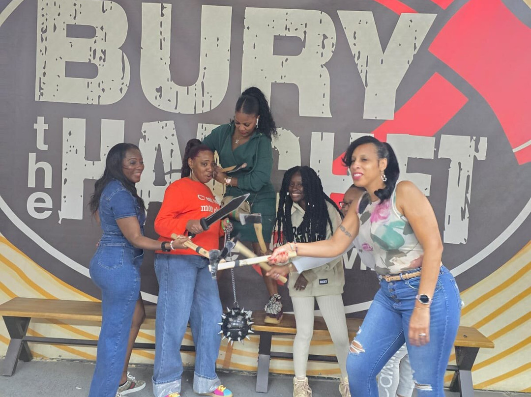 Bury The Hatchet Bloomfield - Axe Throwing-布卢姆菲尔德必去景点