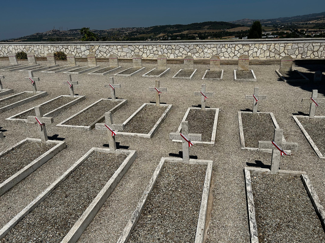 Polish War Cemetery景点图片