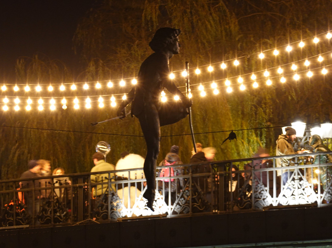 Tightrope Walker - sculpture景点图片