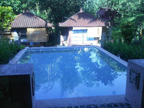 莱佛士度假酒店主图