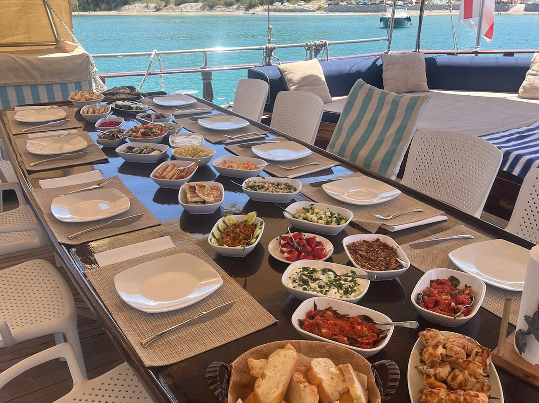 Vela Yachting景点图片