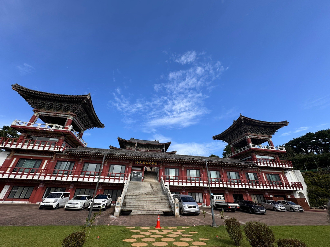 Yakcheonsa Temple-西归浦市必去景点