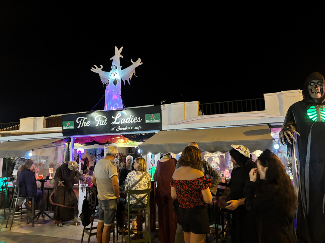 Fat ladies at Sandras Café