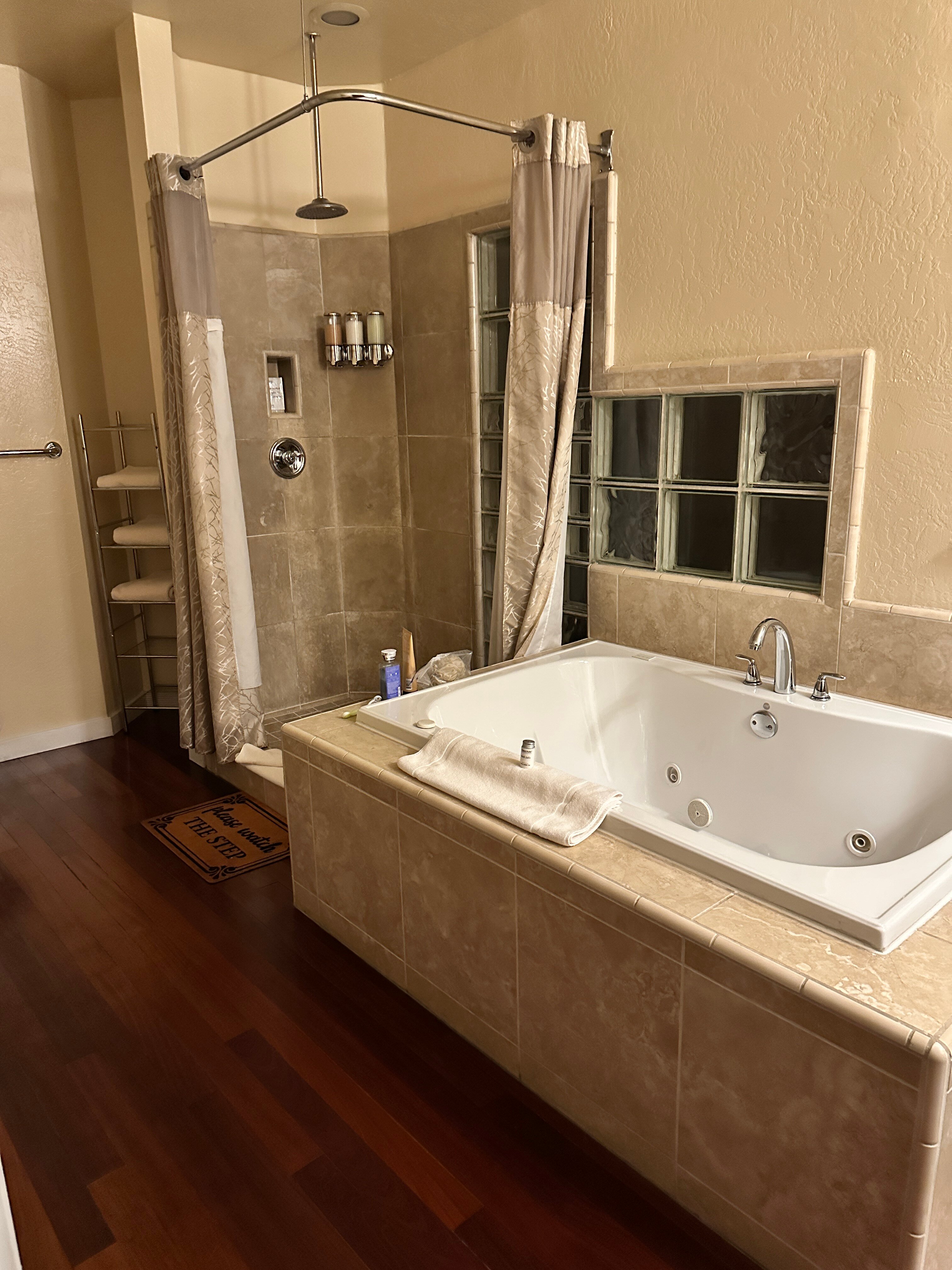 The Inn at Shasta Lake-浴室