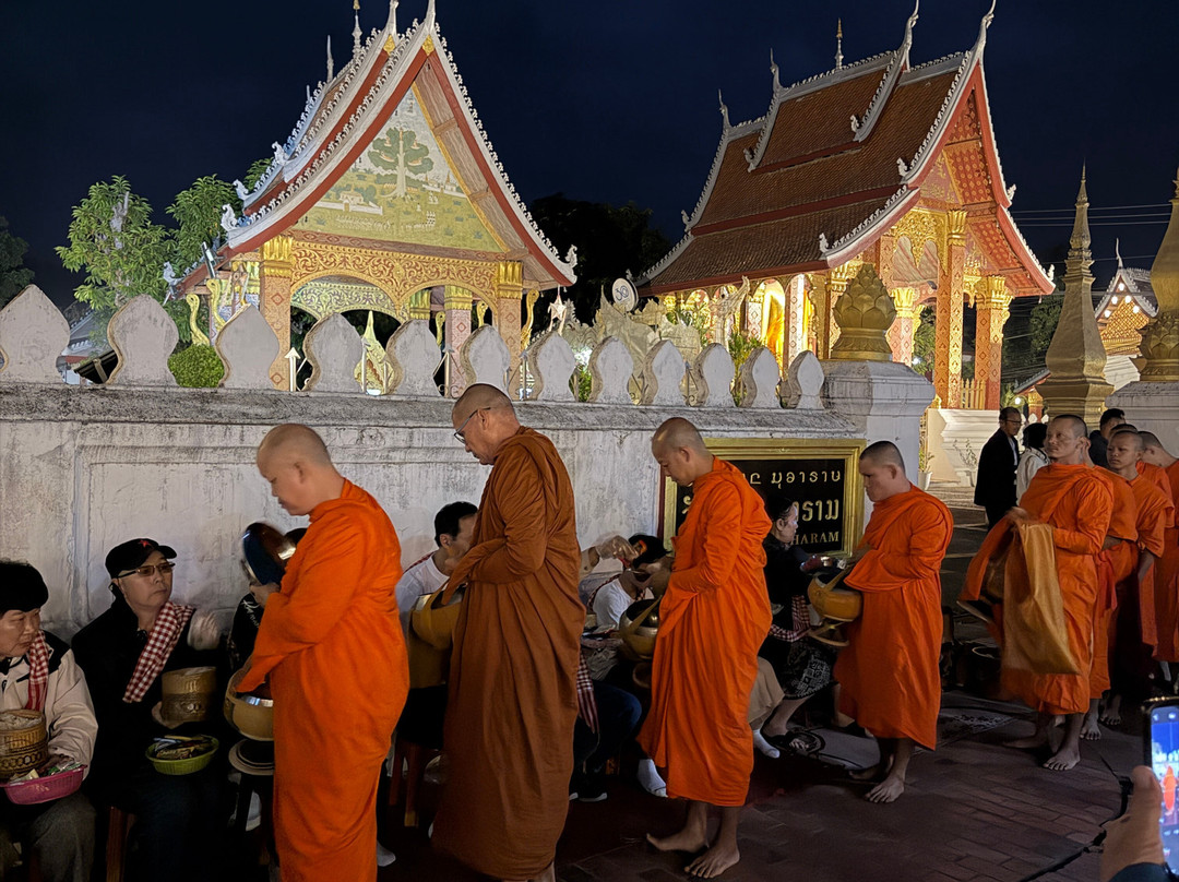 布施仪式-琅勃拉邦必去景点