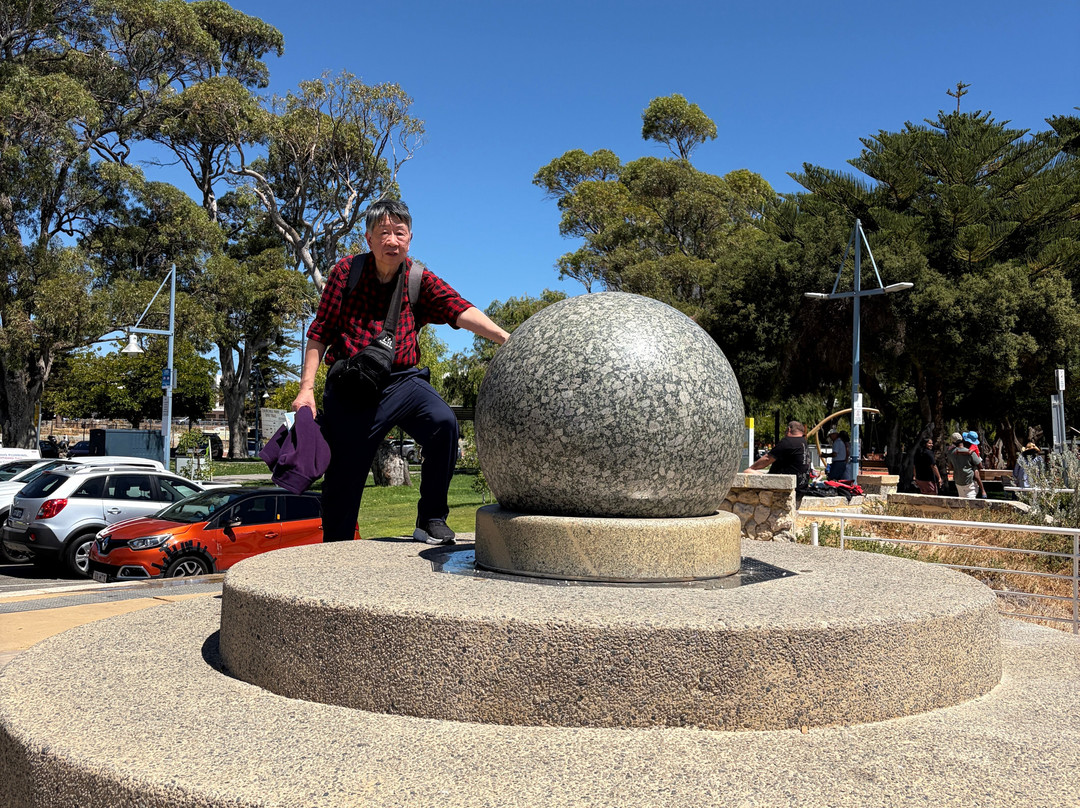 Floating Rock Sphere-罗金厄姆必去景点