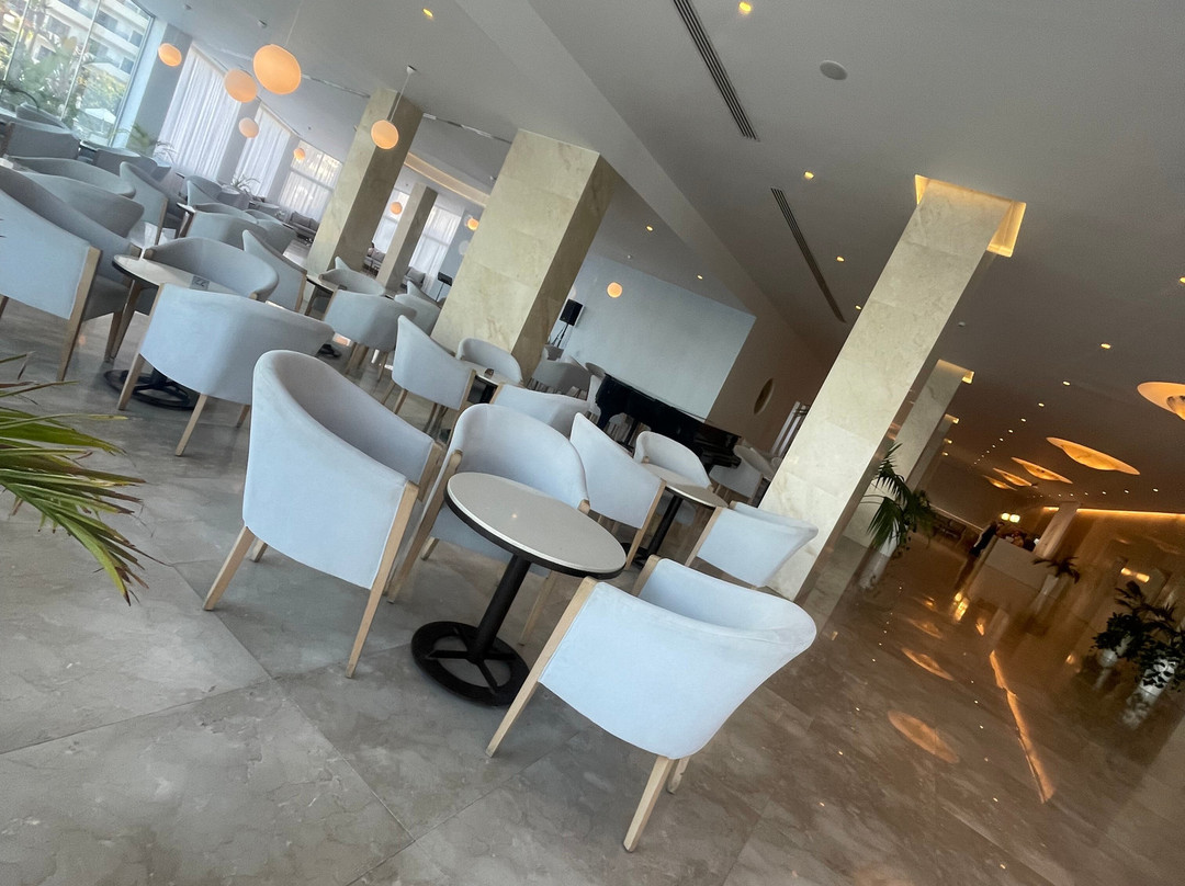 日出海滩酒店主图