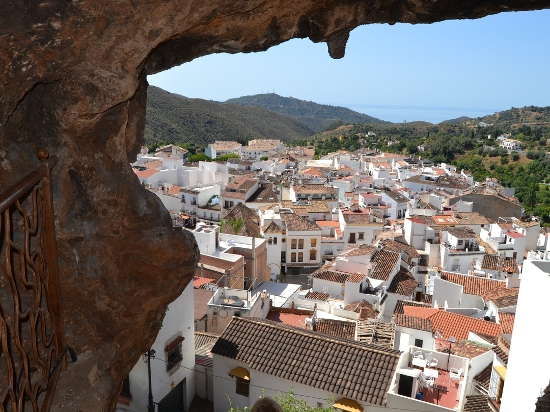 Cueva de las Columnas-Ojen必去景点