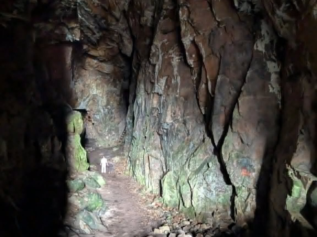 Bremsneshola cave-Bremsnes必去景点