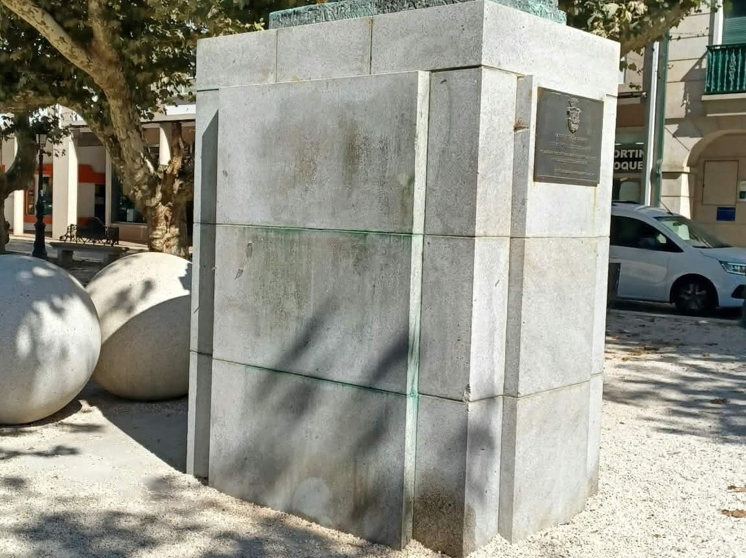 Monumento A Camilo José Cela-Padron必去景点