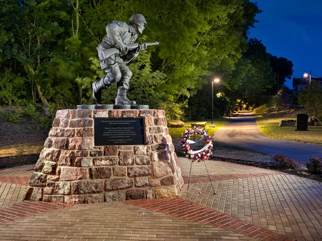 Winters Leadership Memorial at Veterans' Plaza景点图片