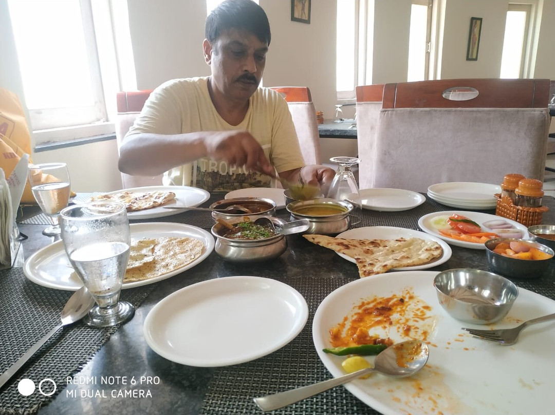 Hotel Crescent Restaurant And Bar