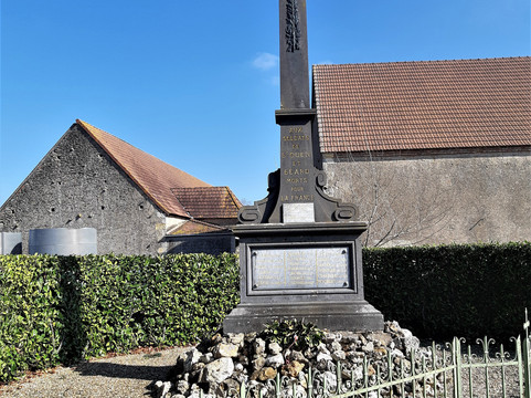 Monument Communal-Saint-Ouen-sur-Loire必去景点