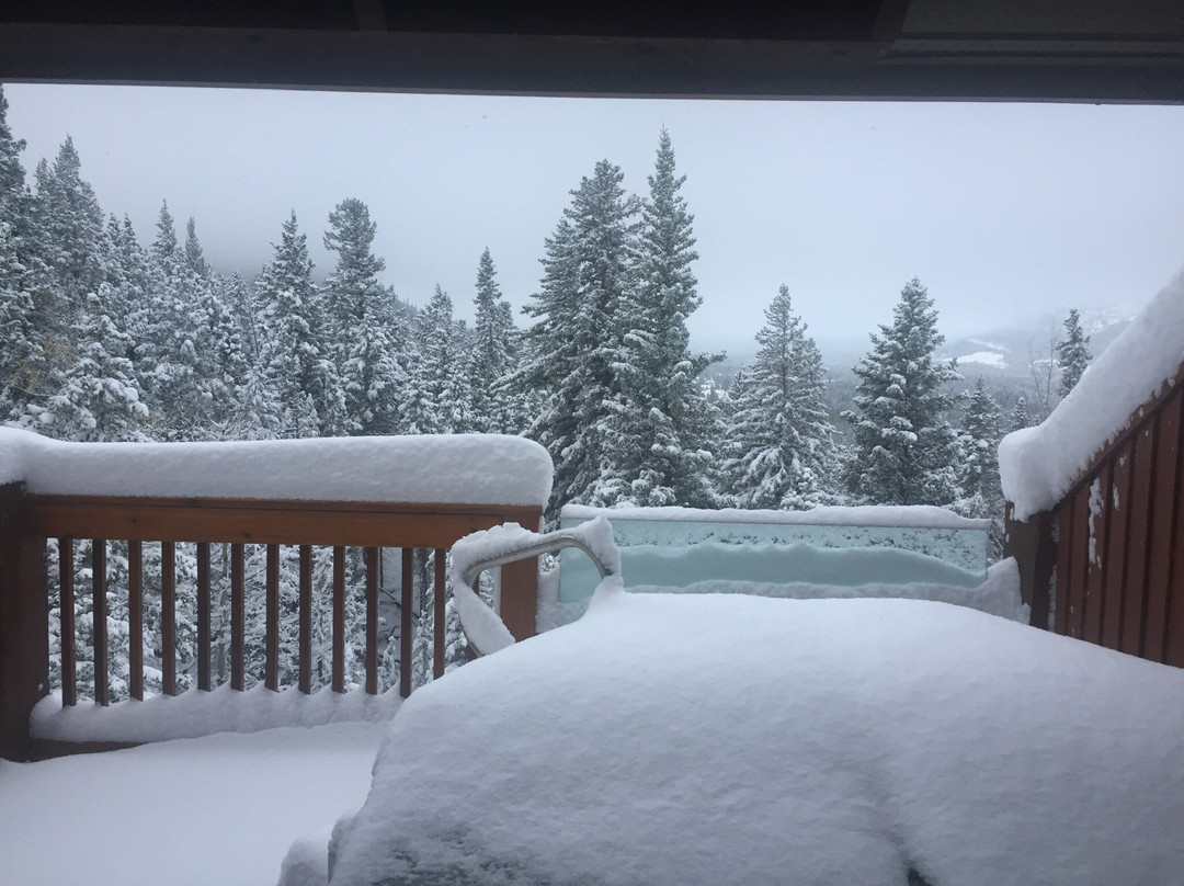 暗岭度假酒店主图