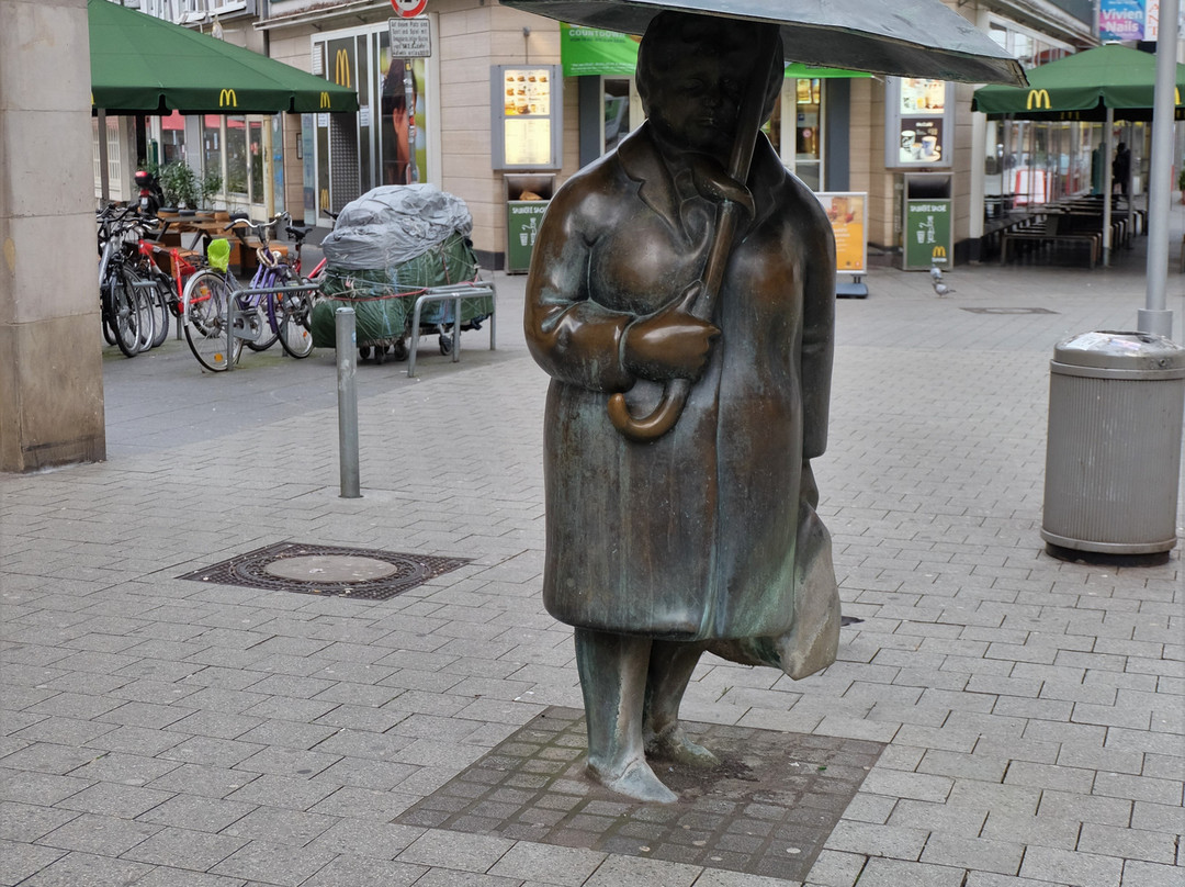 Skulptur "Mann mit Regenschirm"-汉诺威必去景点