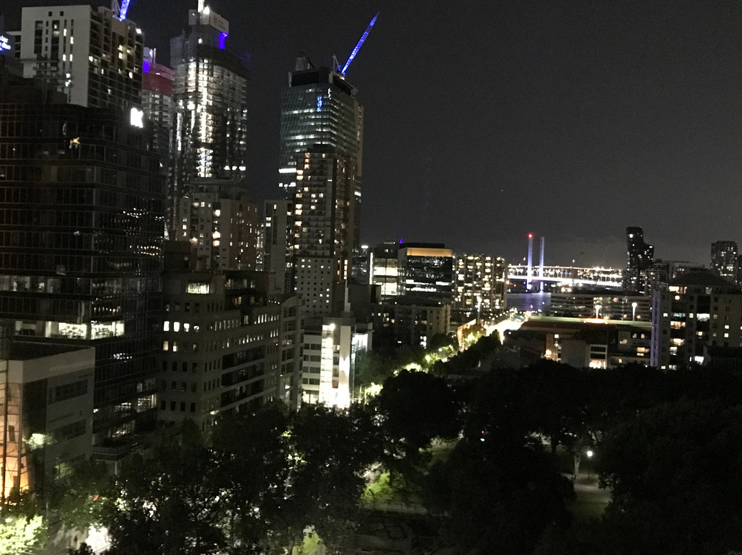 墨尔本威廉姆街盛橡套房酒店主图