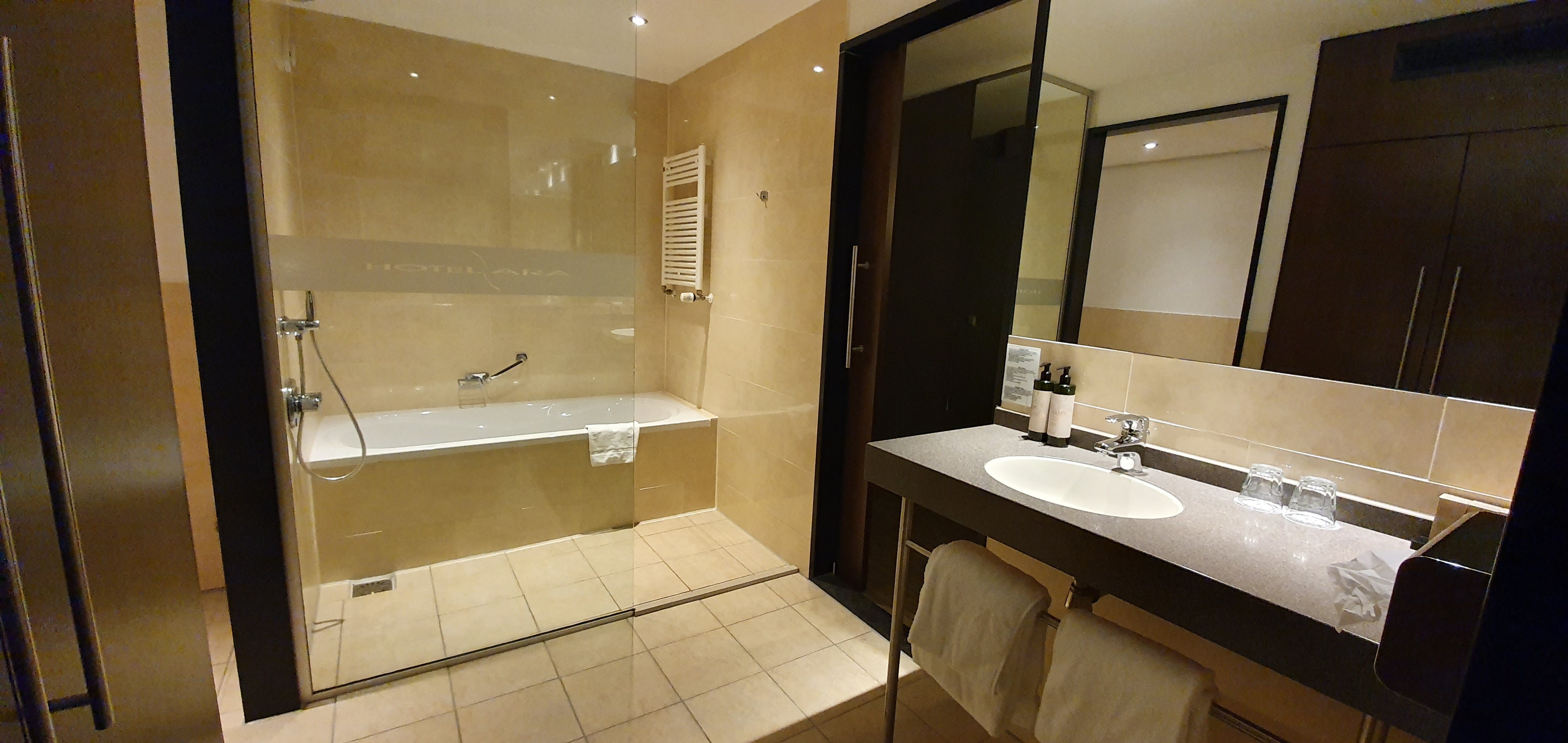 Van der Valk Hotel ARA-浴室