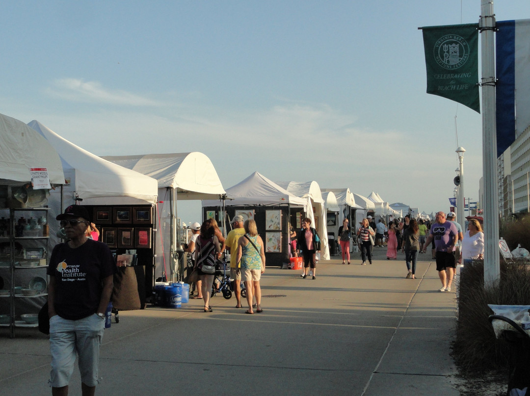 King Neptune Statue on the Boardwalk-弗吉尼亚海滩必去景点