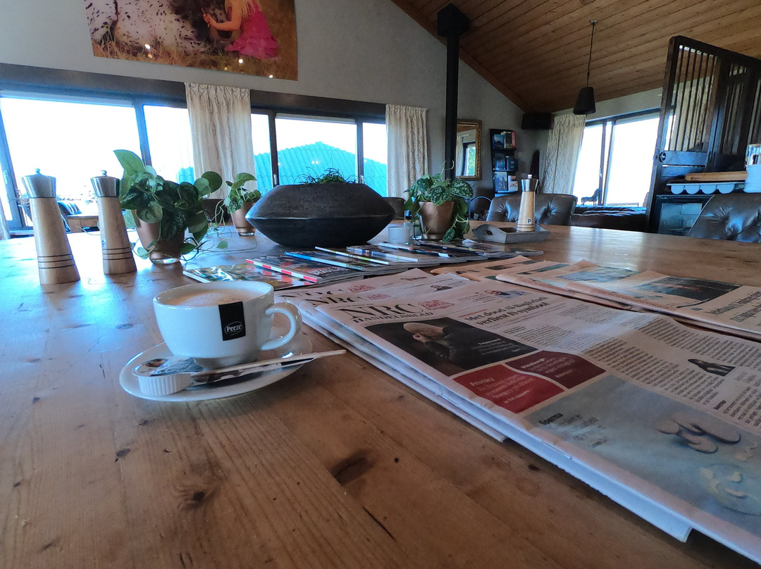 Human & Horse Hotel主图