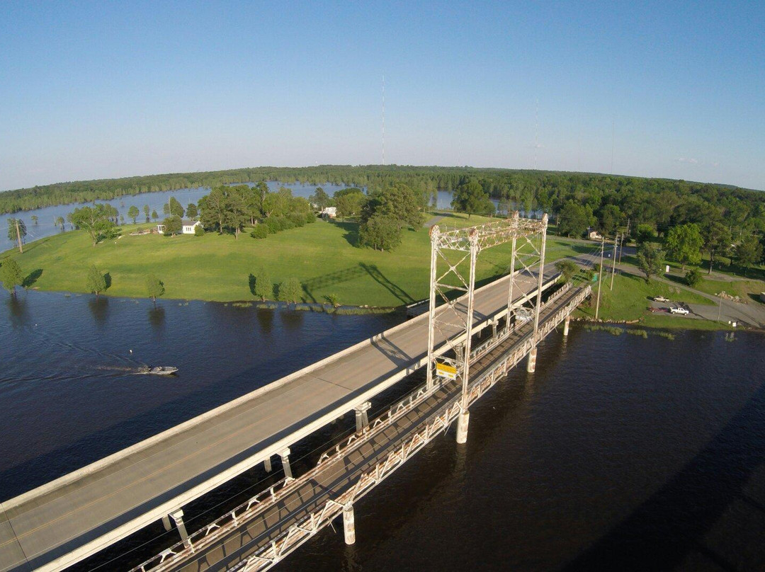 Oil City旅游景点-Historic Caddo Lake Drawbridge