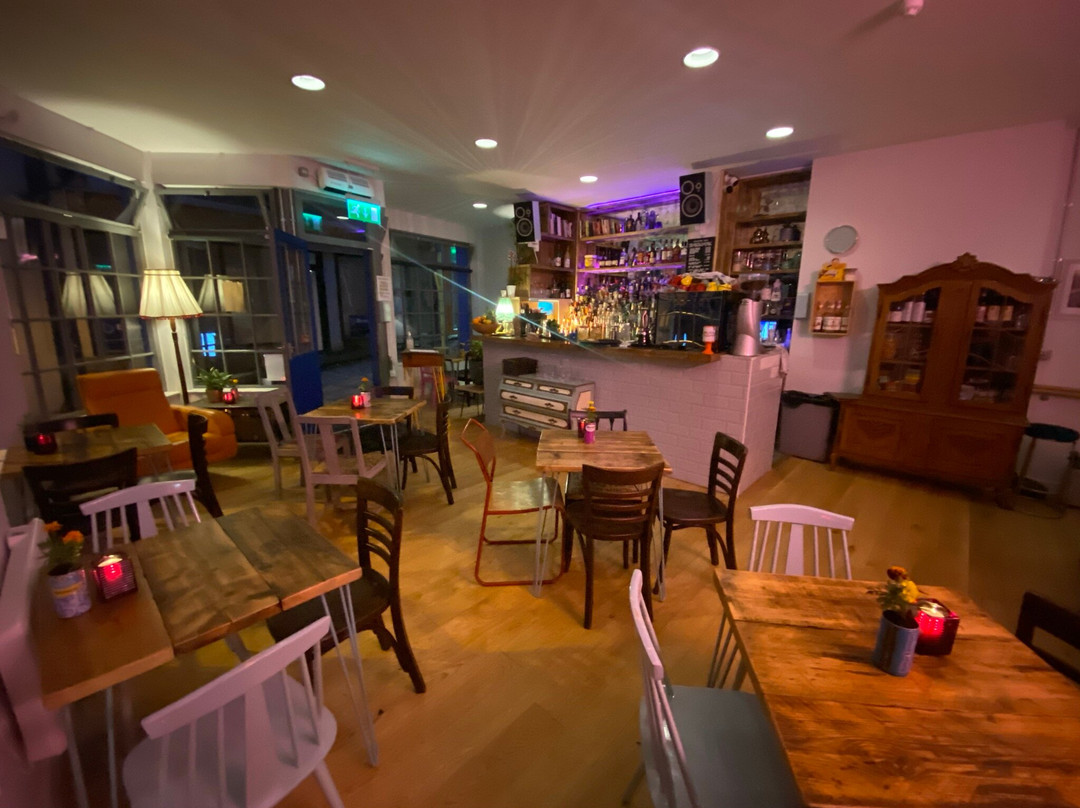 Walton旅游景点-Bar Folklore