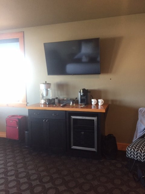 At The Helm Hotel and Pub主图