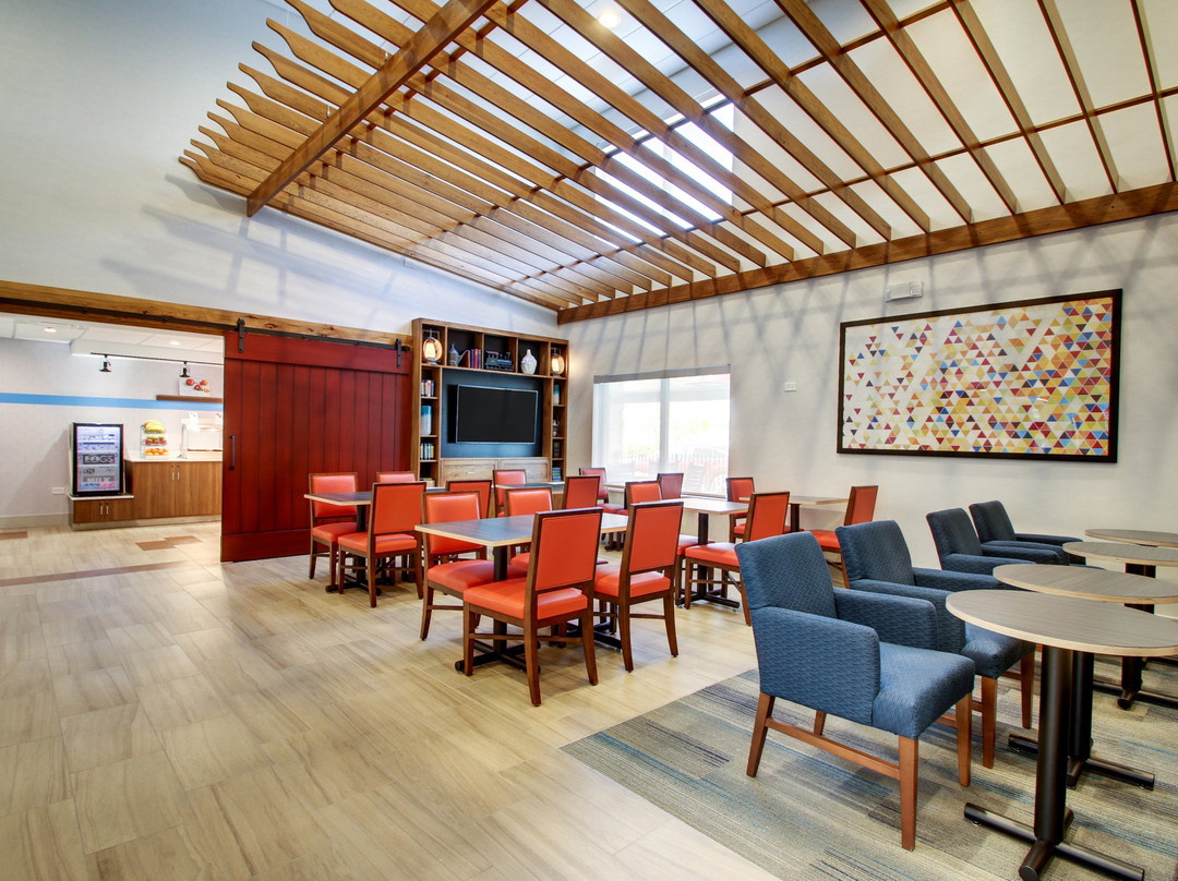 Holiday Inn Express & Suites Aurora - Naperville By IHG主图