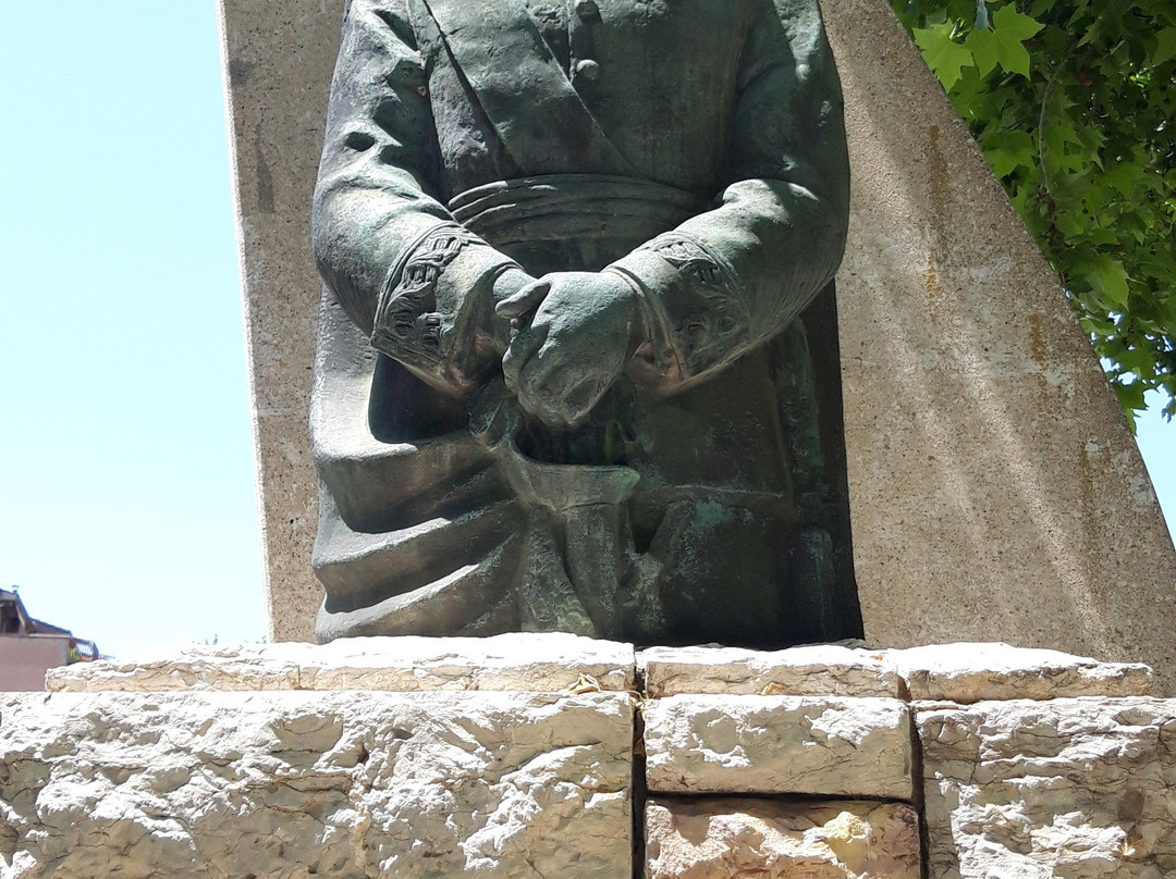 Monument a Pere Vives Vich