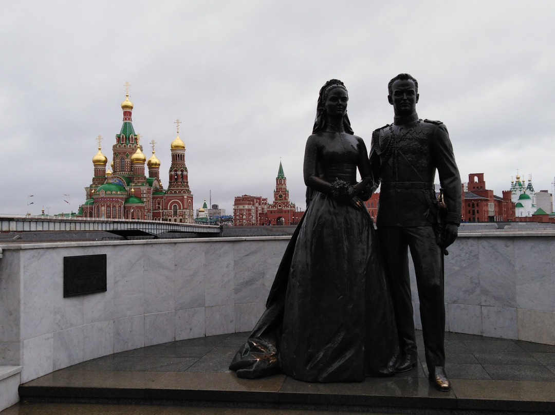 Monument to Honeymooners Grace Kelly and Rainier III-Yoshkar-Ola必去景点