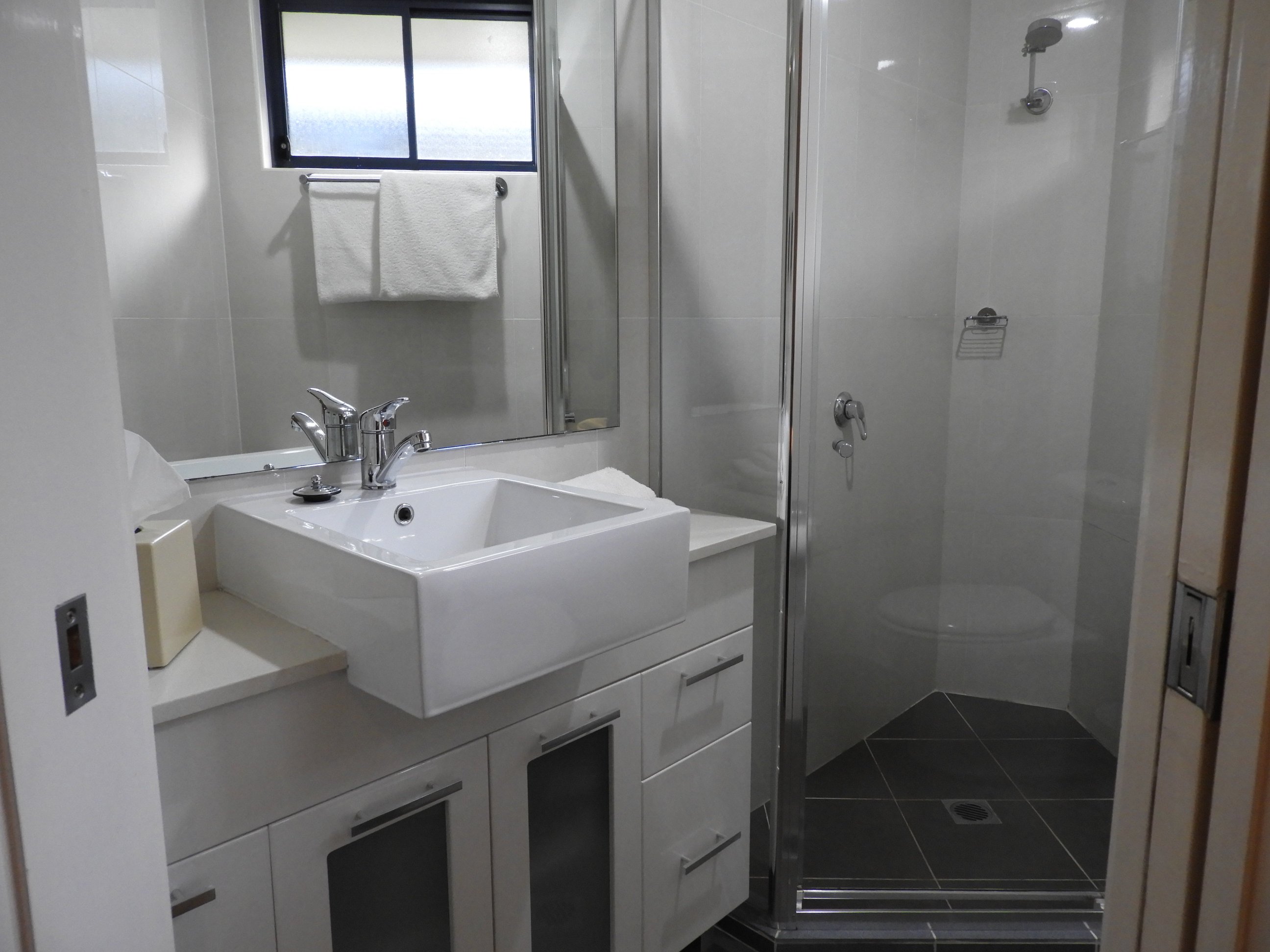 Francis Phillip Motor Inn & The Lodge Serviced Apartments-浴室