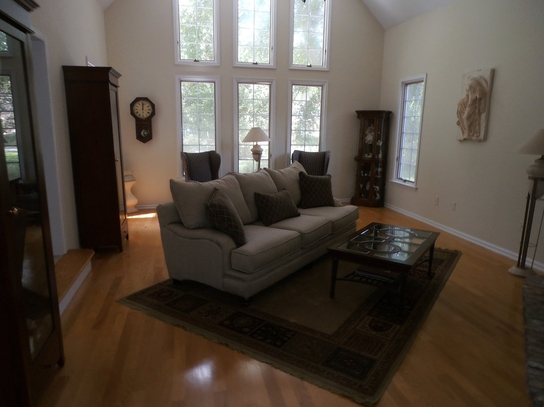 Tudor Oaks Inn主图