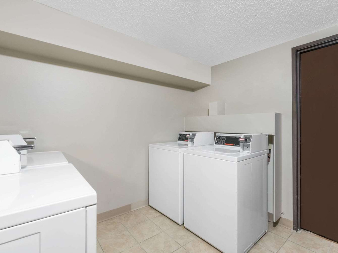 Super 8 by Wyndham Pierre SD主图