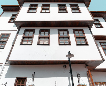 白色花园酒店主图