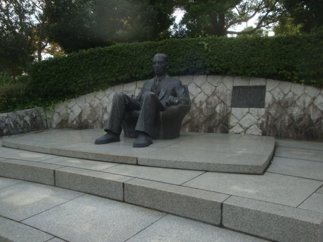 Governor Jiro Ishiba Statue-鸟取市必去景点