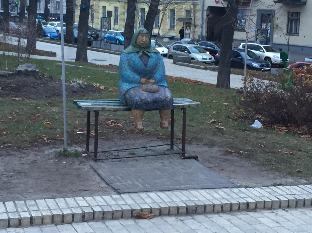 Babushka Classical Sculpture-基辅必去景点