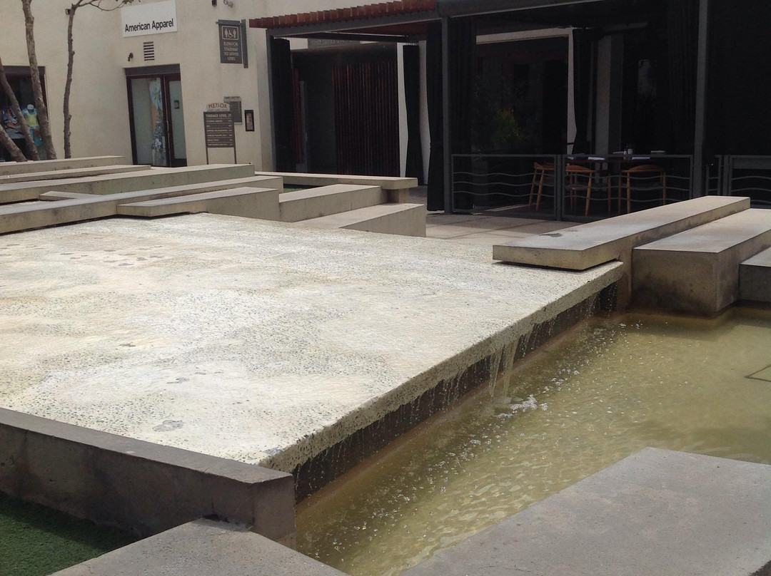 Metlox Plaza-曼哈顿海滩必去景点