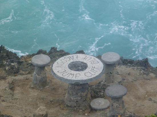 Blue Lagoon Cliff Jump景点图片