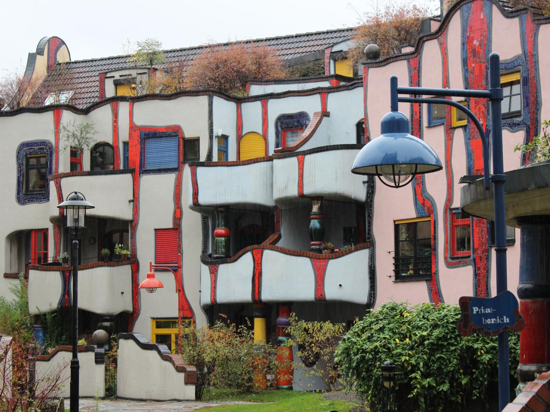 Hundertwasser-Wohnhaus „Wohnen unterm Regenturm“-Plochingen必去景点
