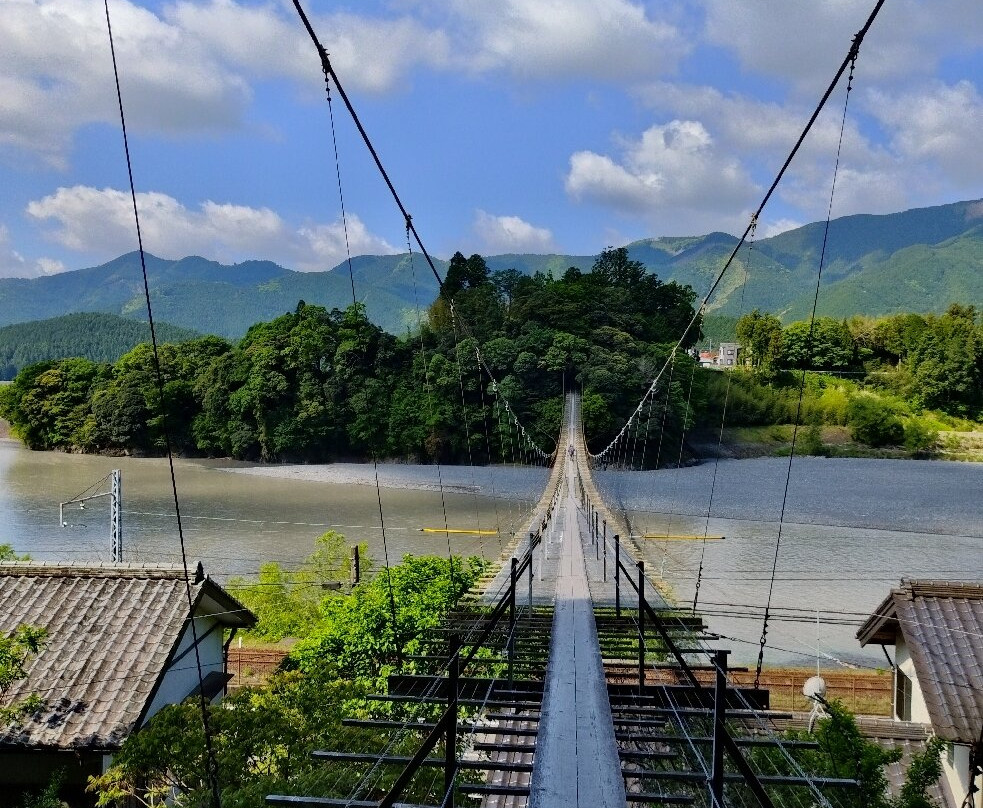 Swinging Shiogo Bridge景点图片