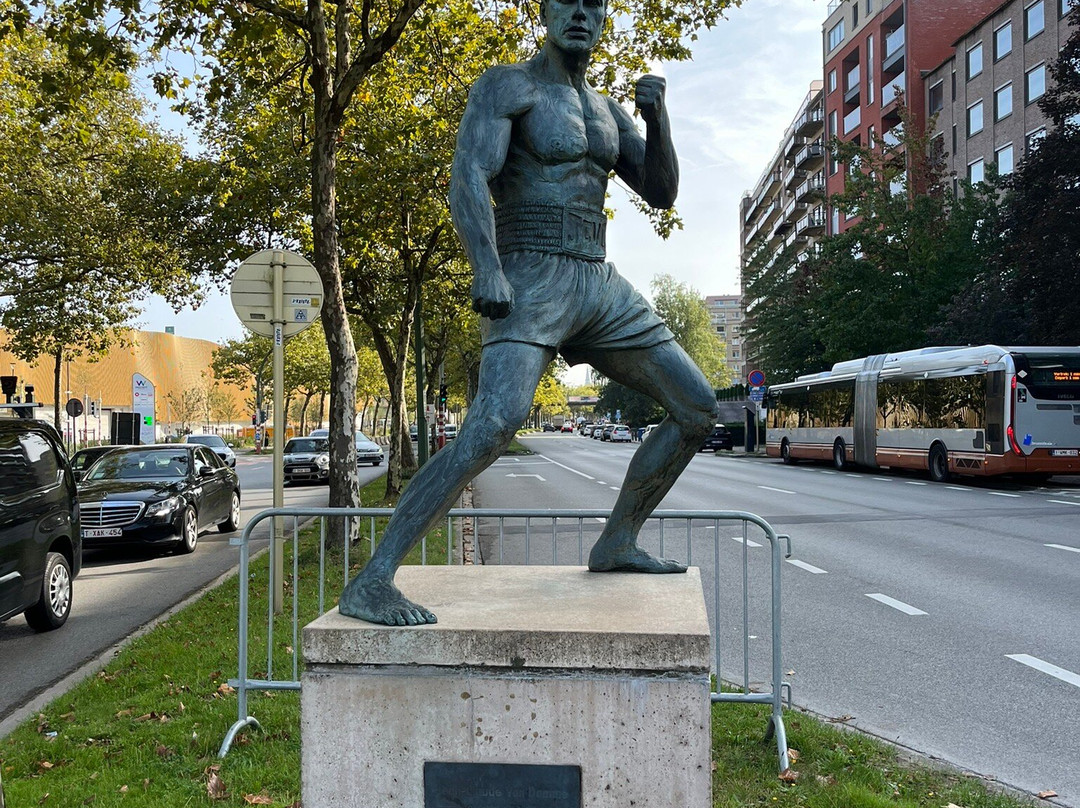 Jean-Claude Van Damme Statue-Anderlecht必去景点
