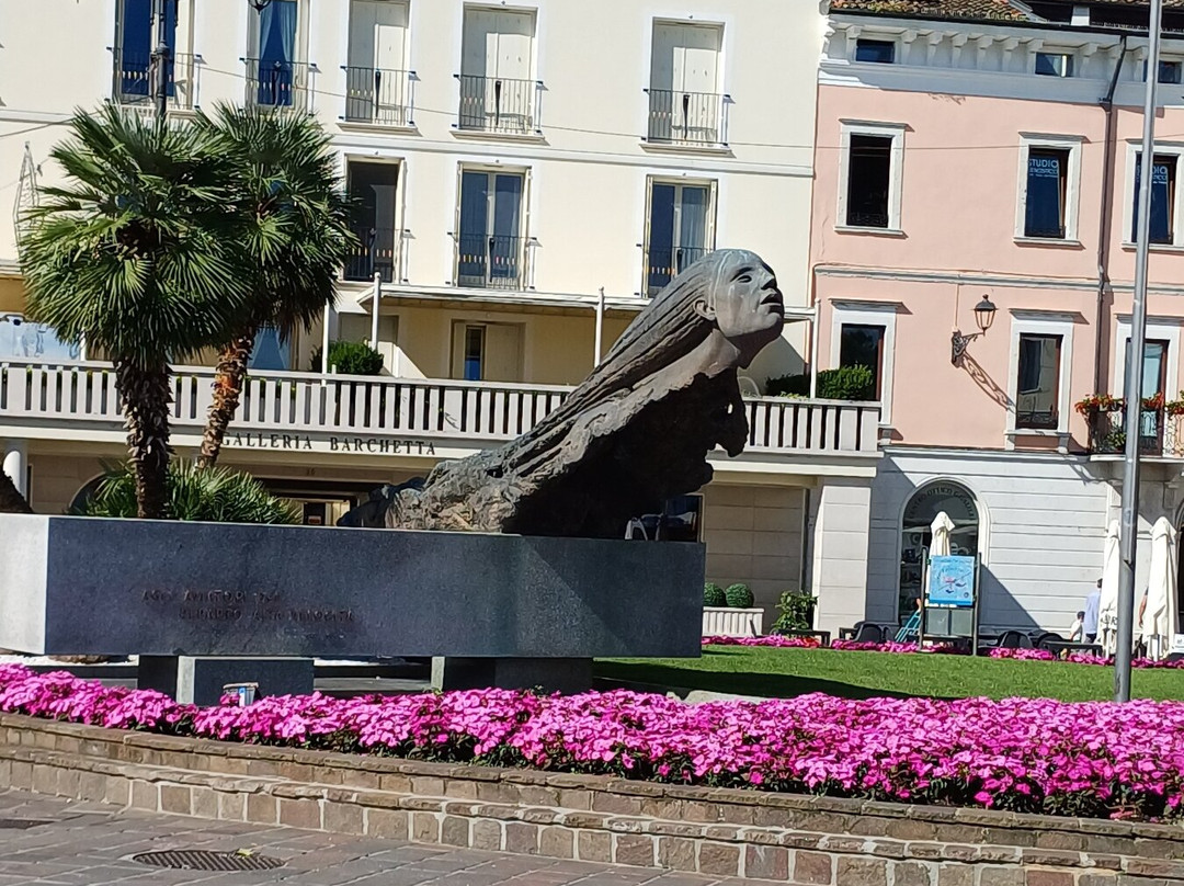 Monumento agli Aviatori del Reparto Alta Velocita-代森扎诺-德尔加达必去景点