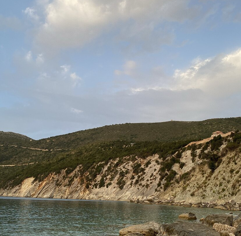 Sarakiniko Beach景点图片