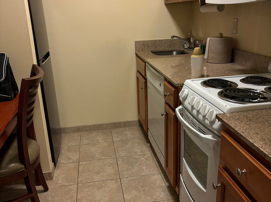 怀特河套房酒店主图